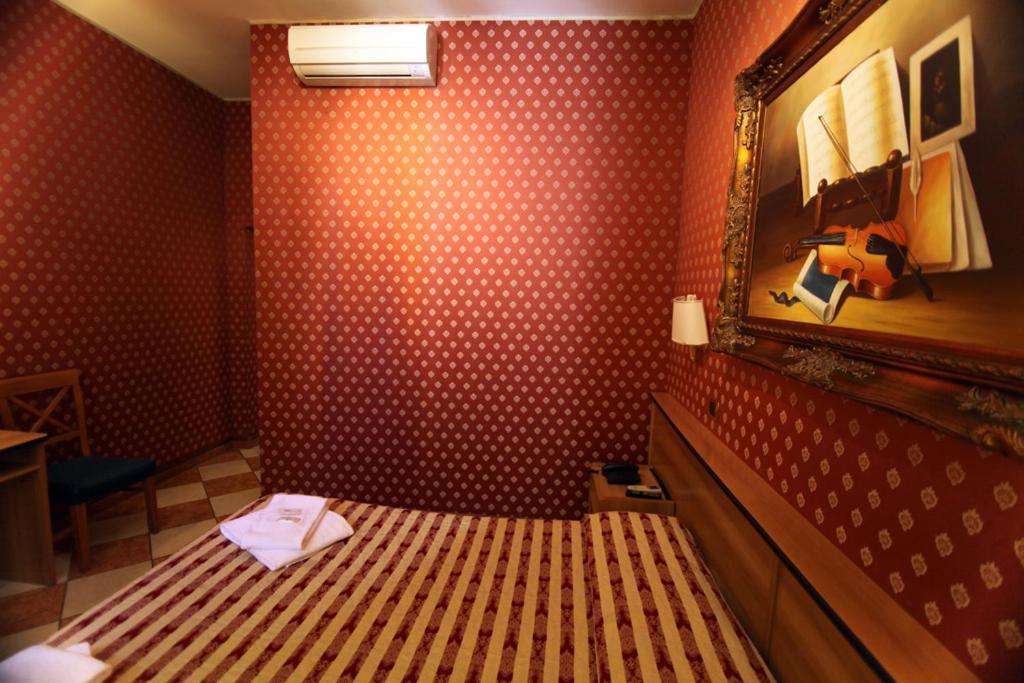 Hollywood Hotel 2*