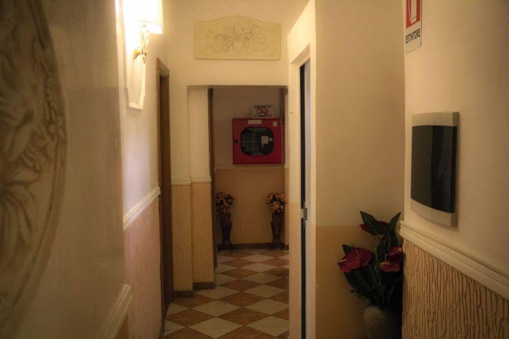 Hollywood Hotel 2*