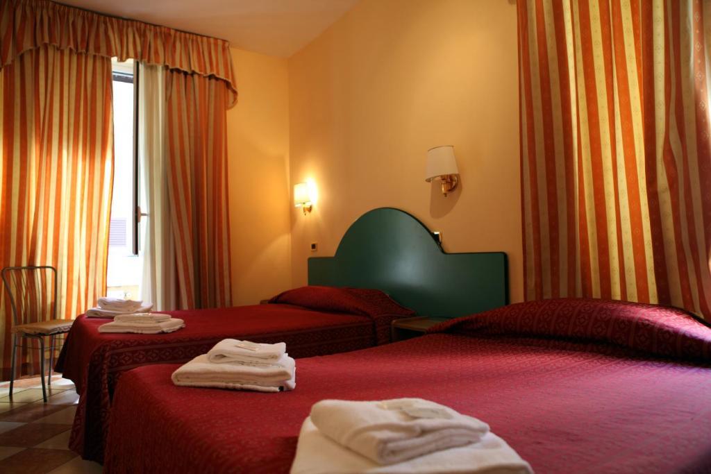 Hollywood Hotel 2*