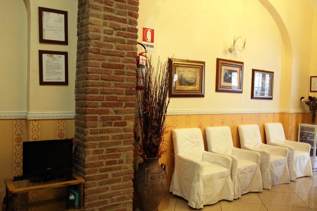 Hollywood Hotel 2*
