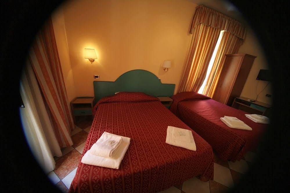 Hollywood 2* Roma