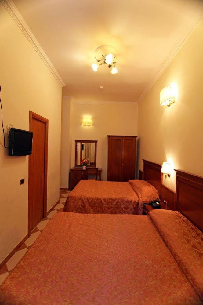 Hollywood Hotel