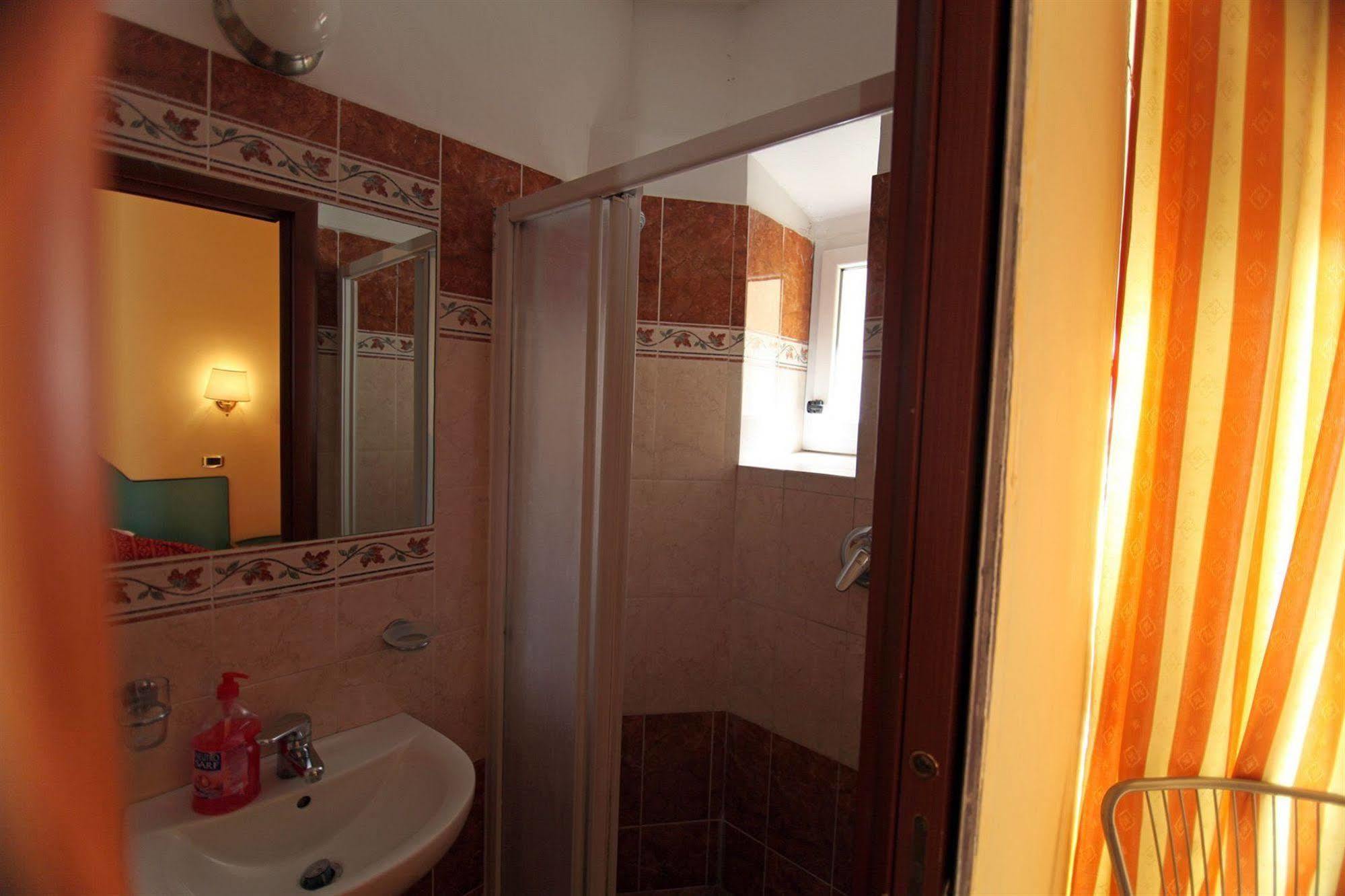 Hollywood Hotel 2*