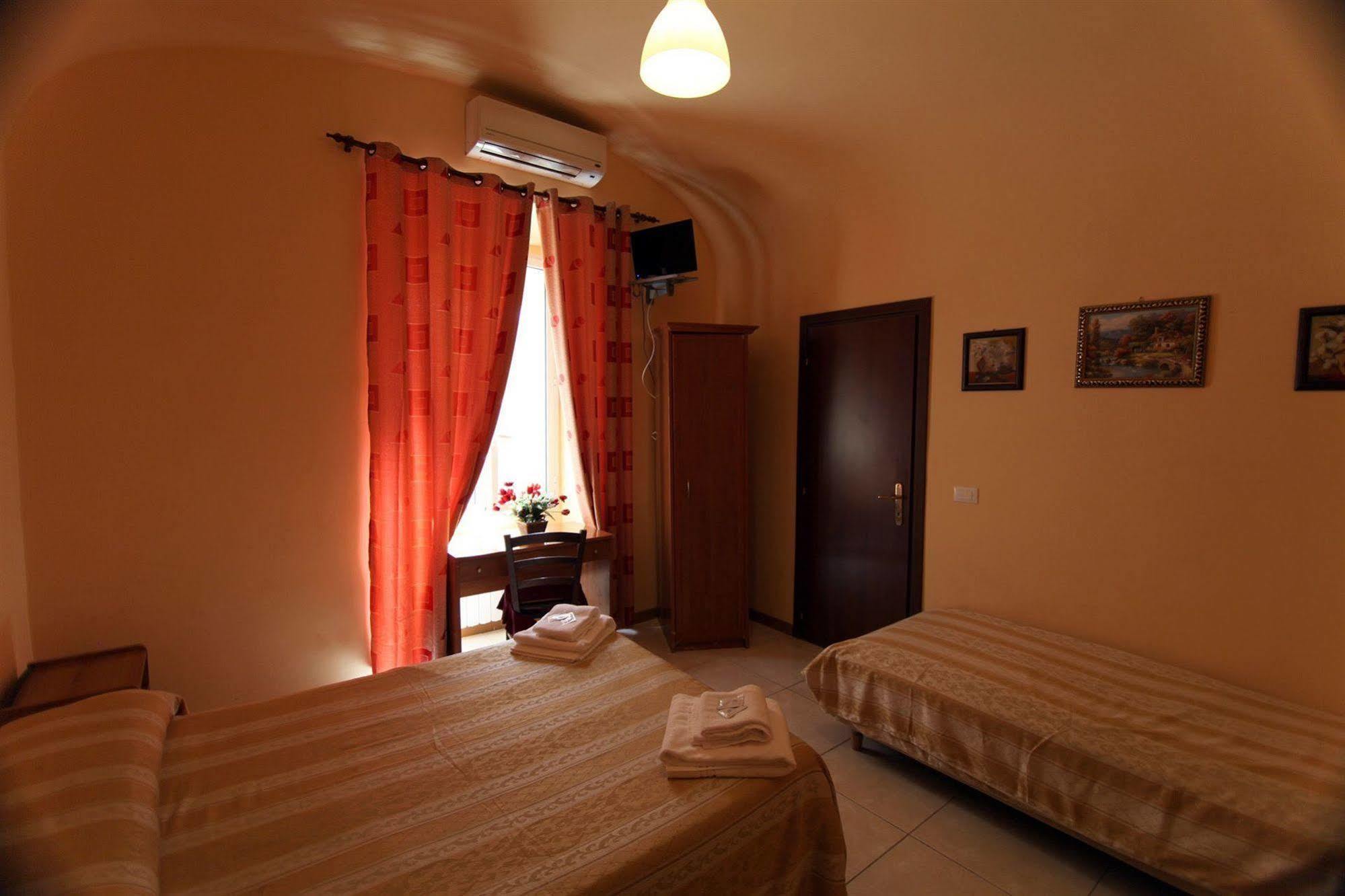 Hollywood Hotel 2*
